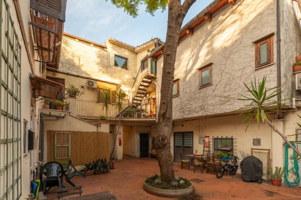 Bright And Comfy Terraced Apartment In Trastevere Rome Bagian luar foto