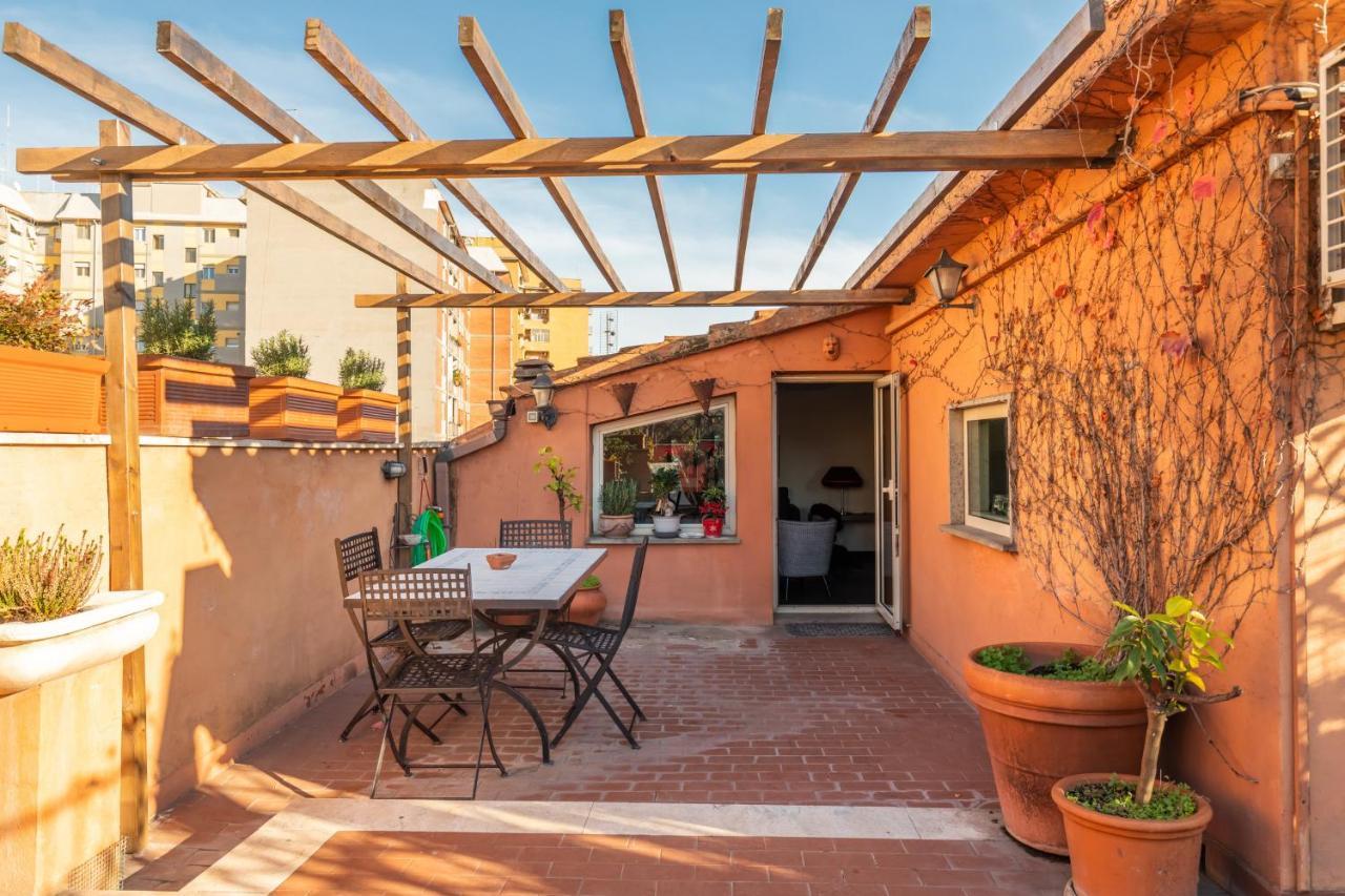 Bright And Comfy Terraced Apartment In Trastevere Rome Bagian luar foto